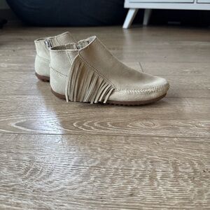 NWOT Minnetonka Cream Fringe Moccasins